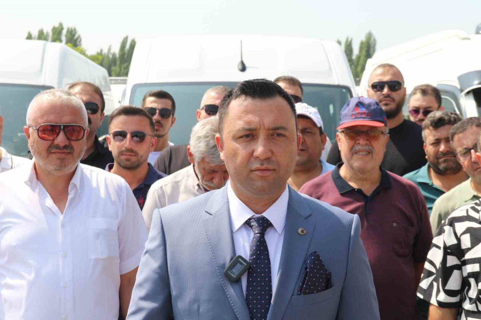 onlarca-uye-servis-araclari-ile-unala-destege-geldi