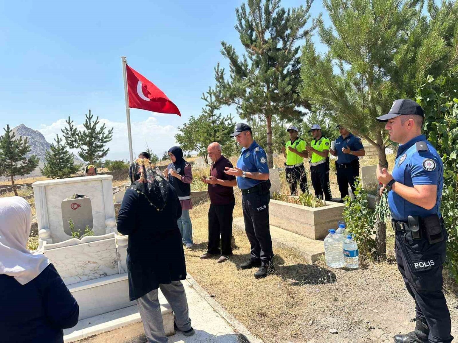 sehit-polis-memuru-kabri-basinda-yad-edildi