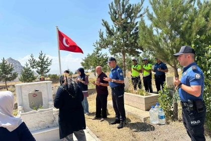 sehit-polis-memuru-kabri-basinda-yad-edildi