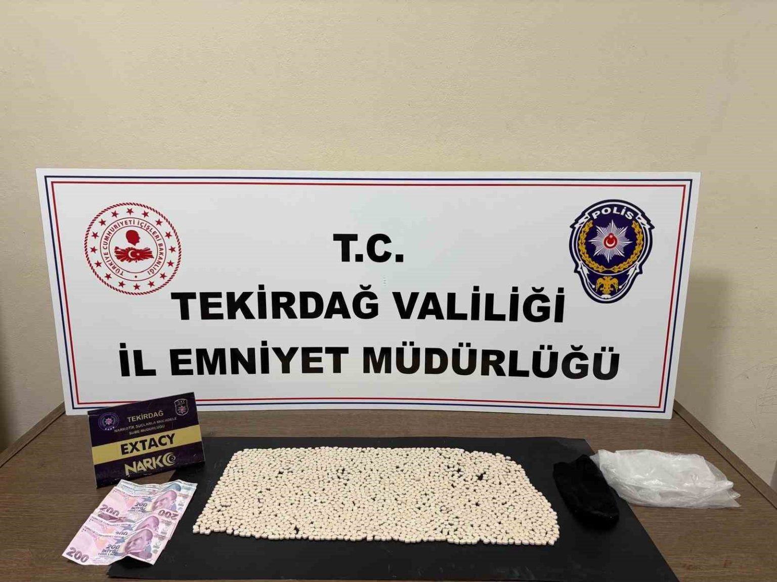 tekirdagda-torbaci-operasyonu-2-bin-474-sentetik-hap-ele-gecirildi