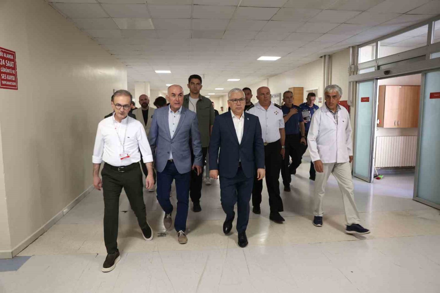 vali-simsek-minibus-kazasinda-yaralananlari-hastanede-ziyaret-etti