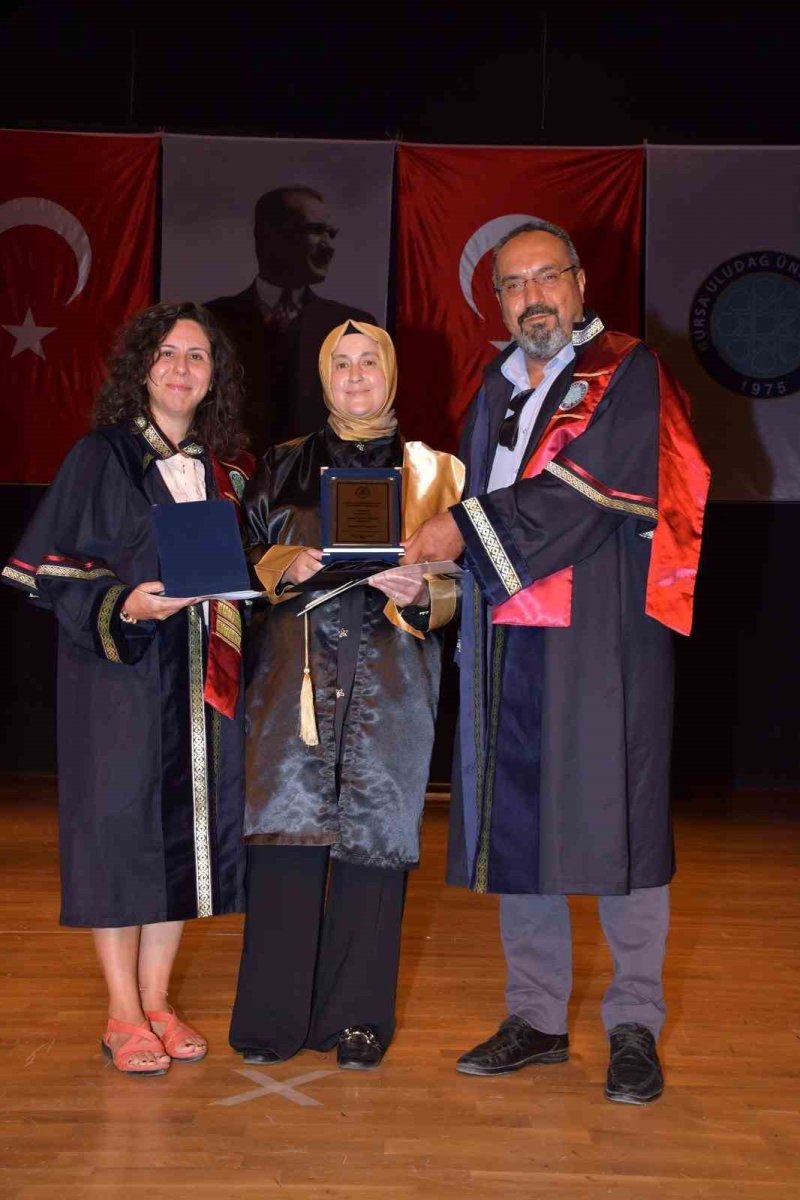 50-yasindaki-5-cocuklu-anne-universitede-bolum-birincisi-oldu