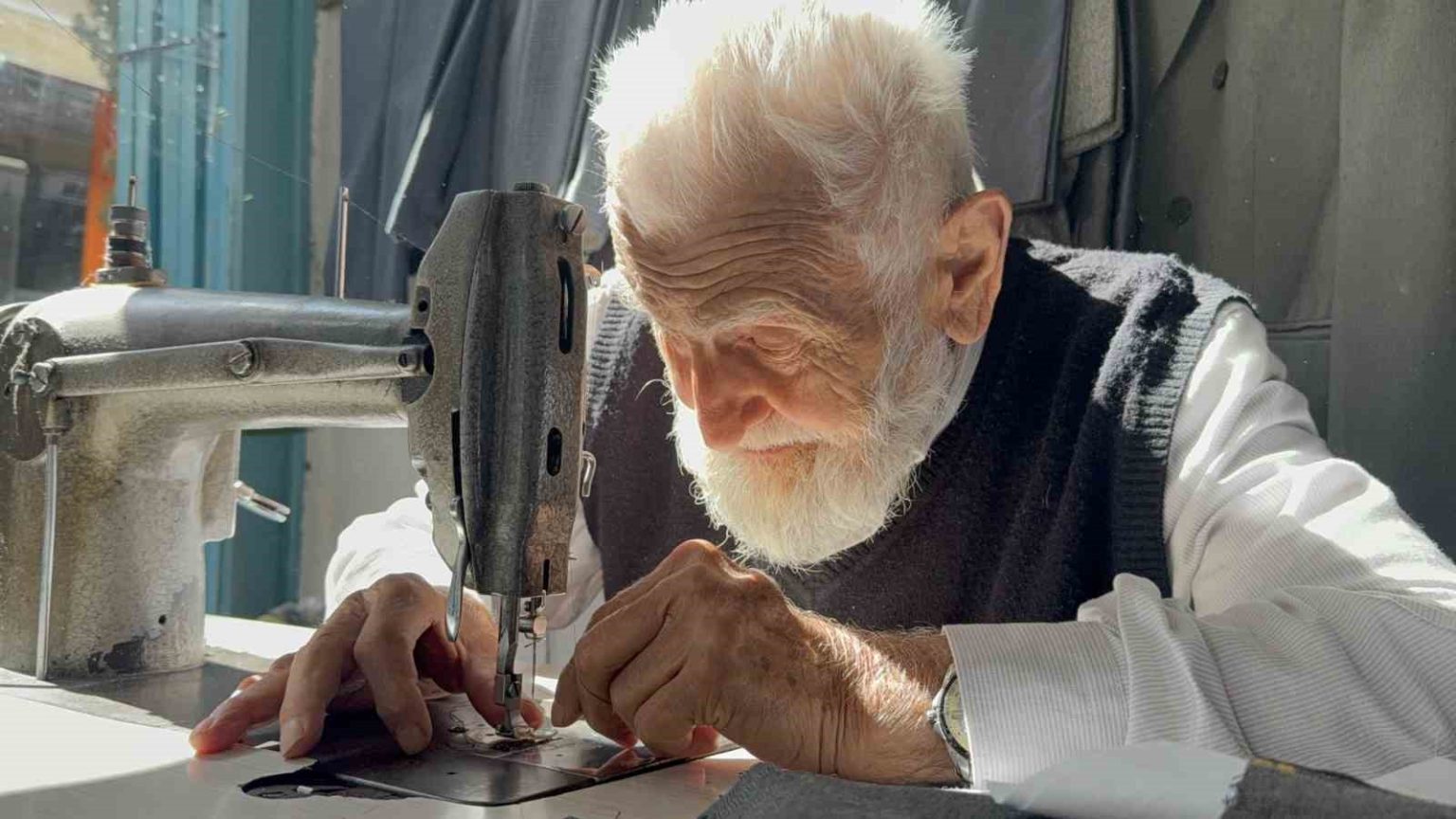 75-yillik-terzi-gozluksuz-dikis-yapiyor