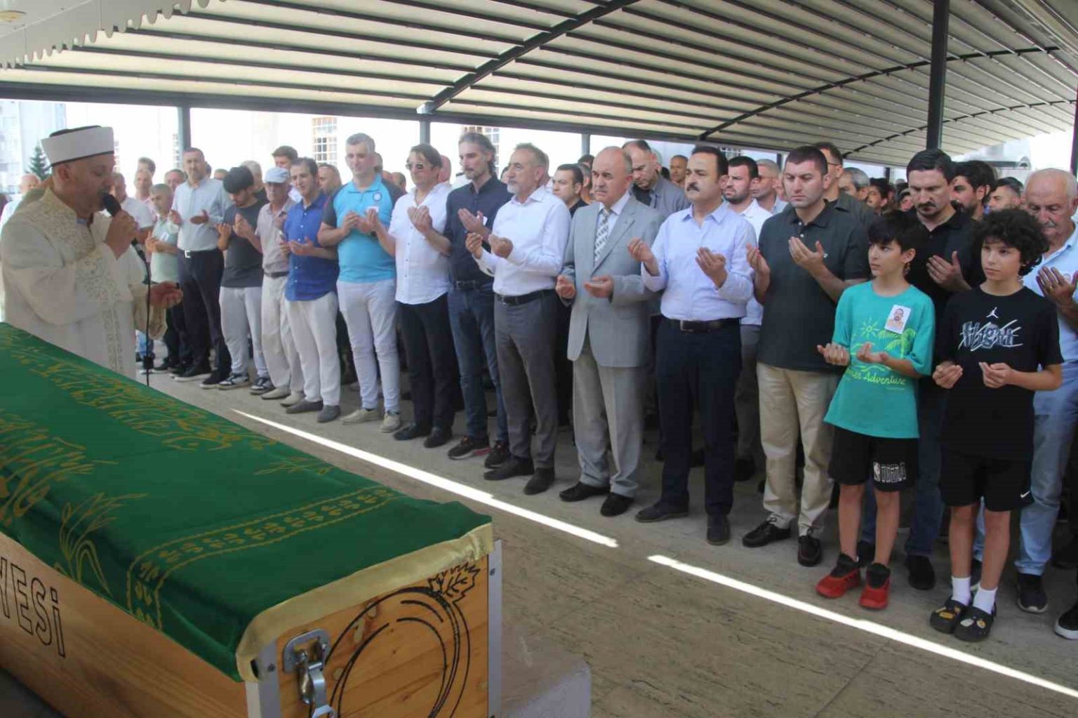 basina-sacma-isabet-ettikten-yaklasik-4-yil-sonra-hayatini-kaybeden-doktor-son-yolculuguna-ugurlandi