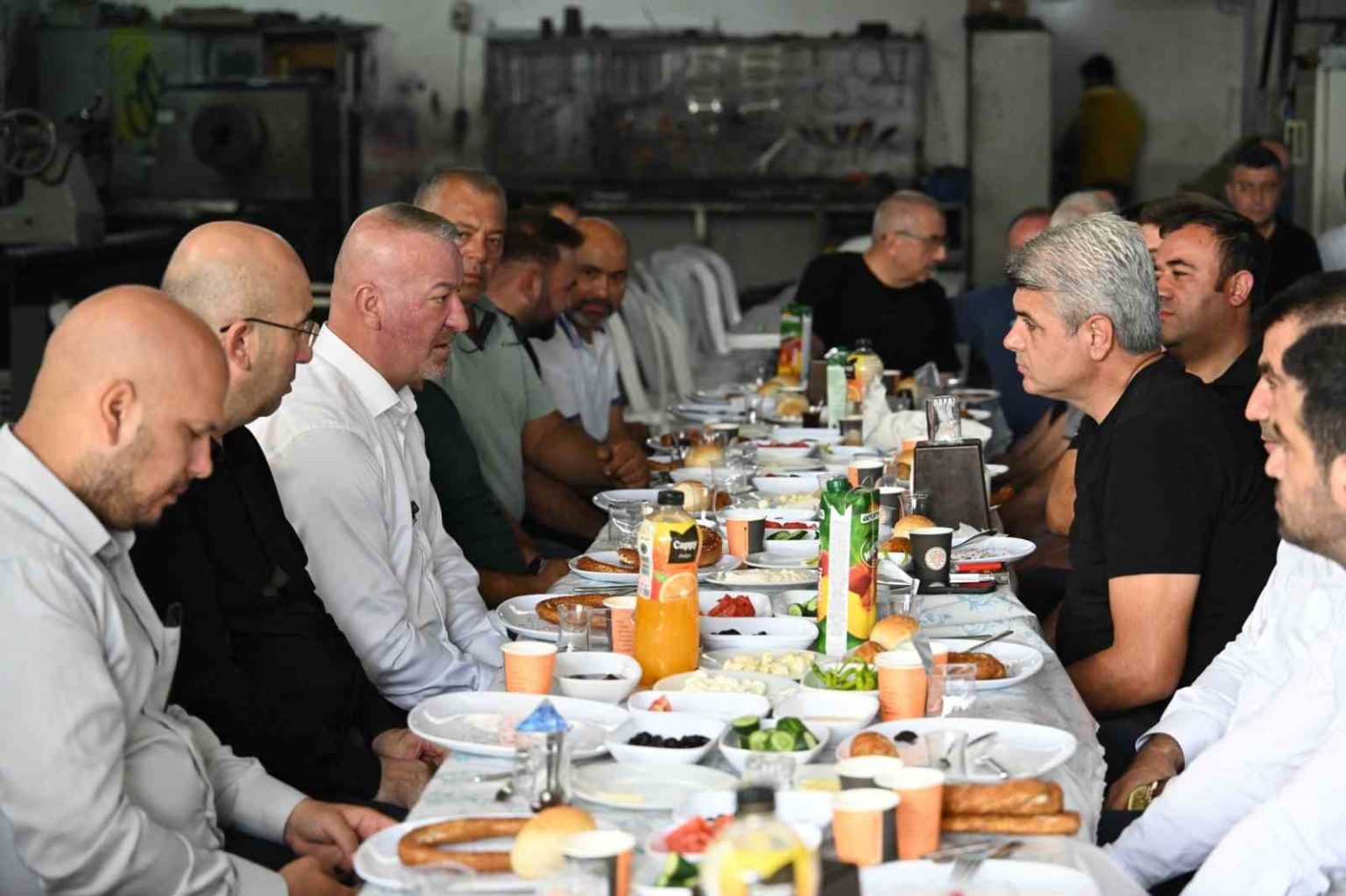 baskan-karabati-sanayi-esnafiyla-kahvaltida-bulustu