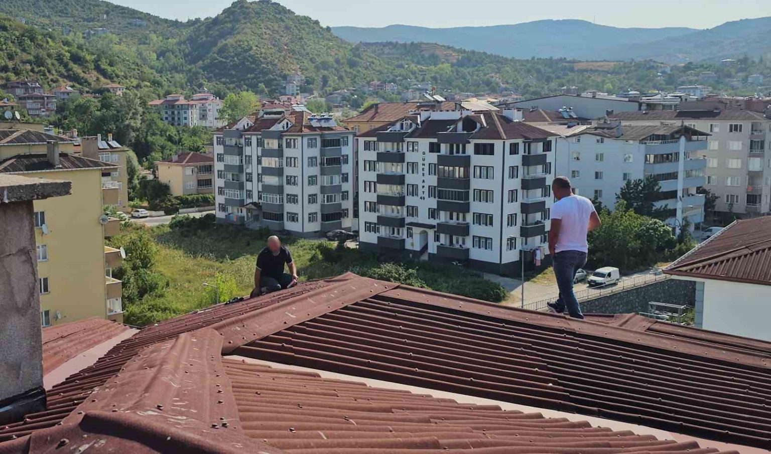 binanin-catisina-cikan-alkollu-sahsi-ikna-etmek-icin-3-saat-cabaladilar