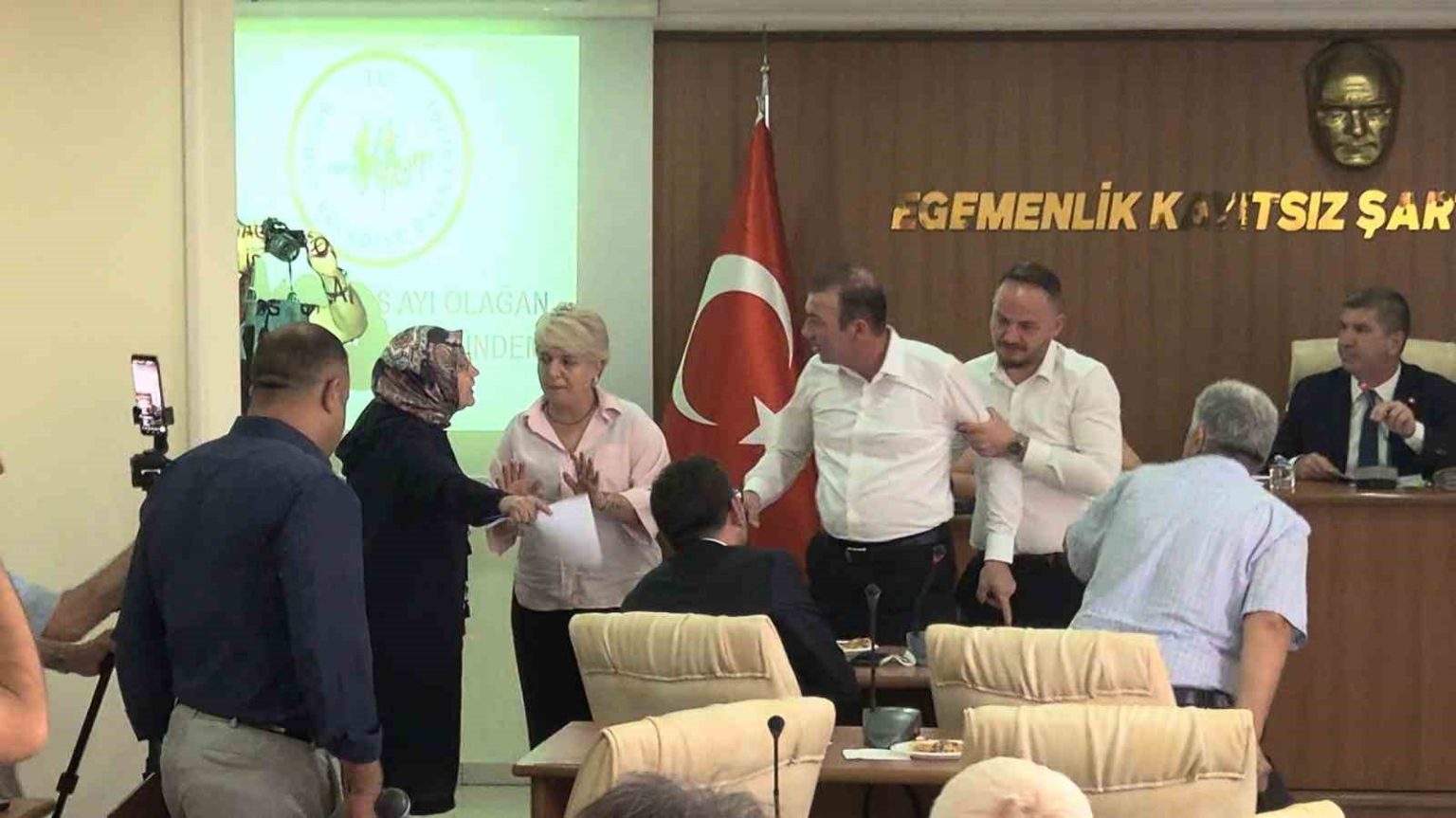 burdur-belediye-meclisinde-gergin-anlar