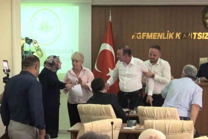 burdur-belediye-meclisinde-gergin-anlar