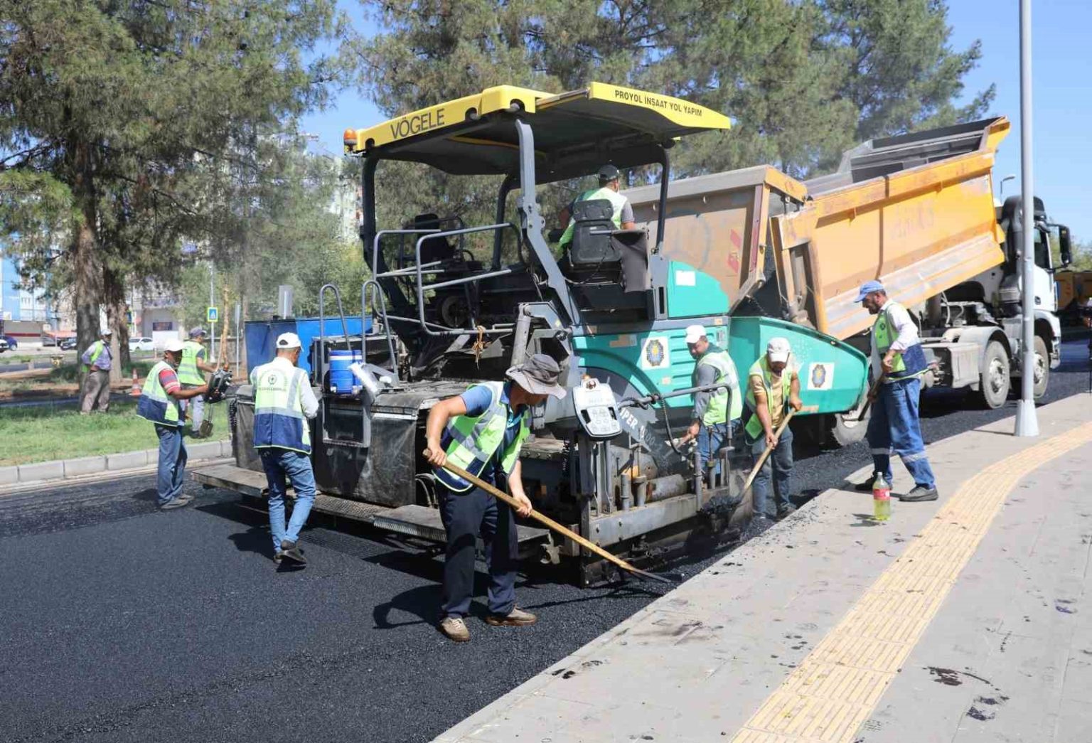 diyarbakirda-kent-merkezindeki-yollar-yenileniyor
