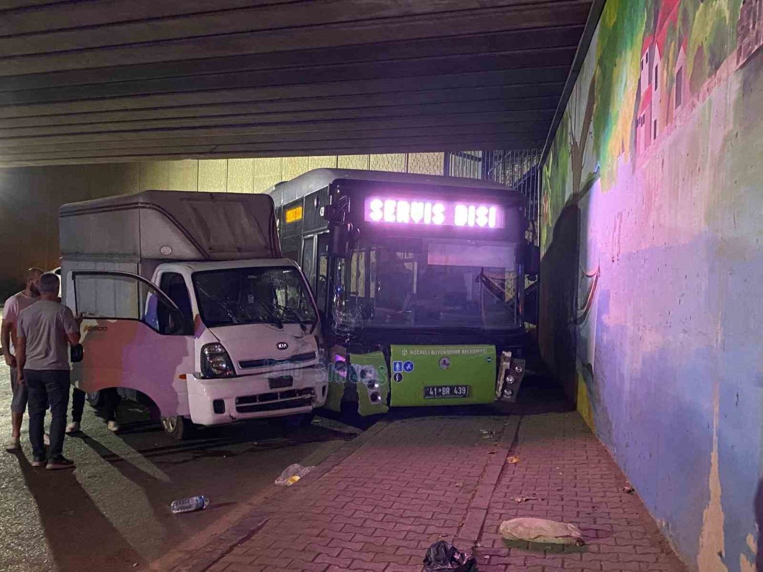 halk-otobusu-ile-kamyonet-carpisti-2-yarali