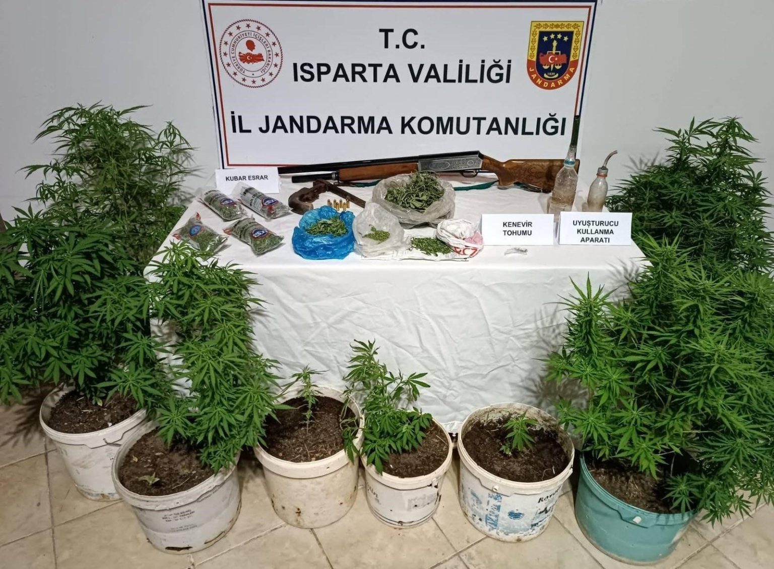 ispartada-bir-eve-duzenlenen-operasyonda-esrar-ve-kenevir-ele-gecirildi