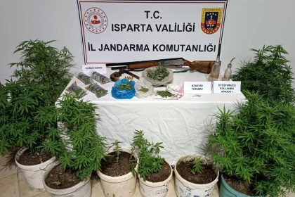 ispartada-bir-eve-duzenlenen-operasyonda-esrar-ve-kenevir-ele-gecirildi
