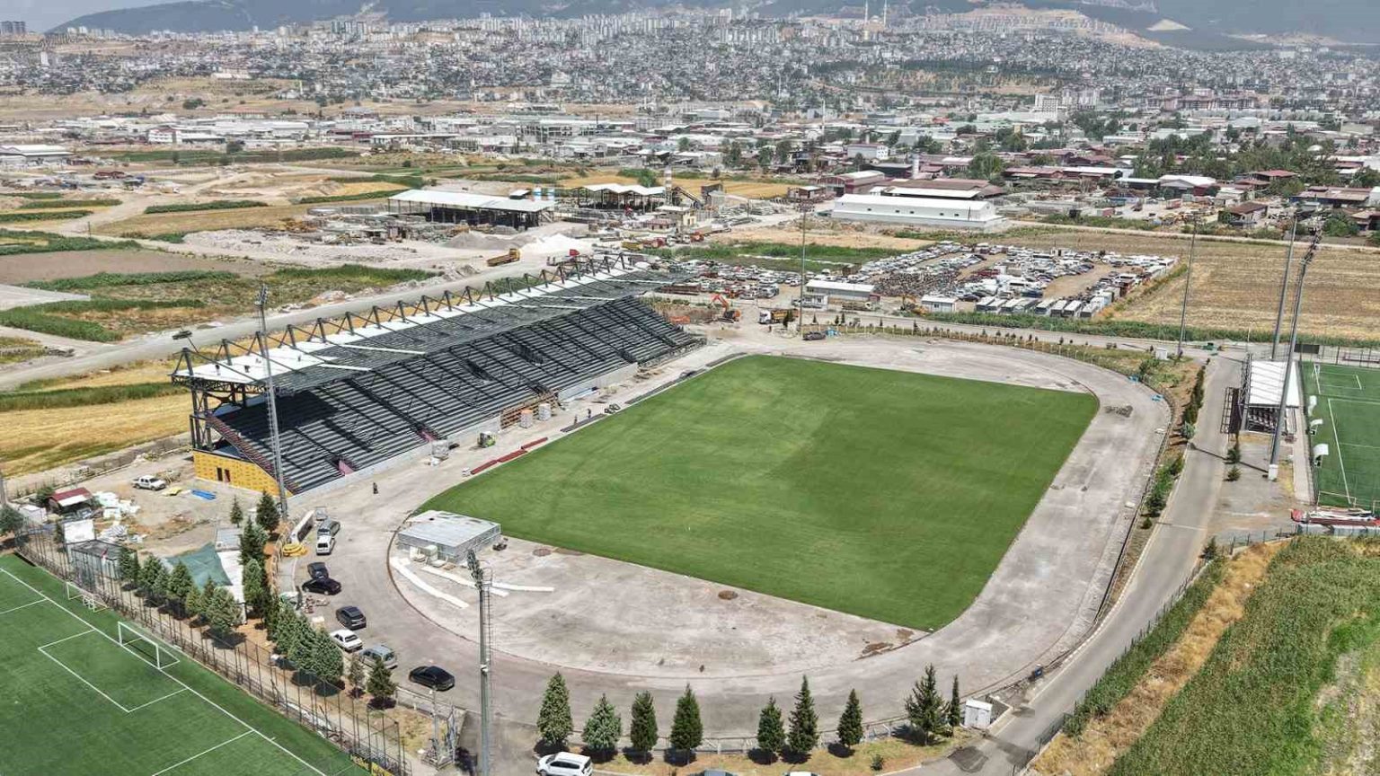 kahramanmarasta-4-bin-kisilik-futbol-sahasi-hizla-yapiliyor