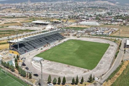 kahramanmarasta-4-bin-kisilik-futbol-sahasi-hizla-yapiliyor