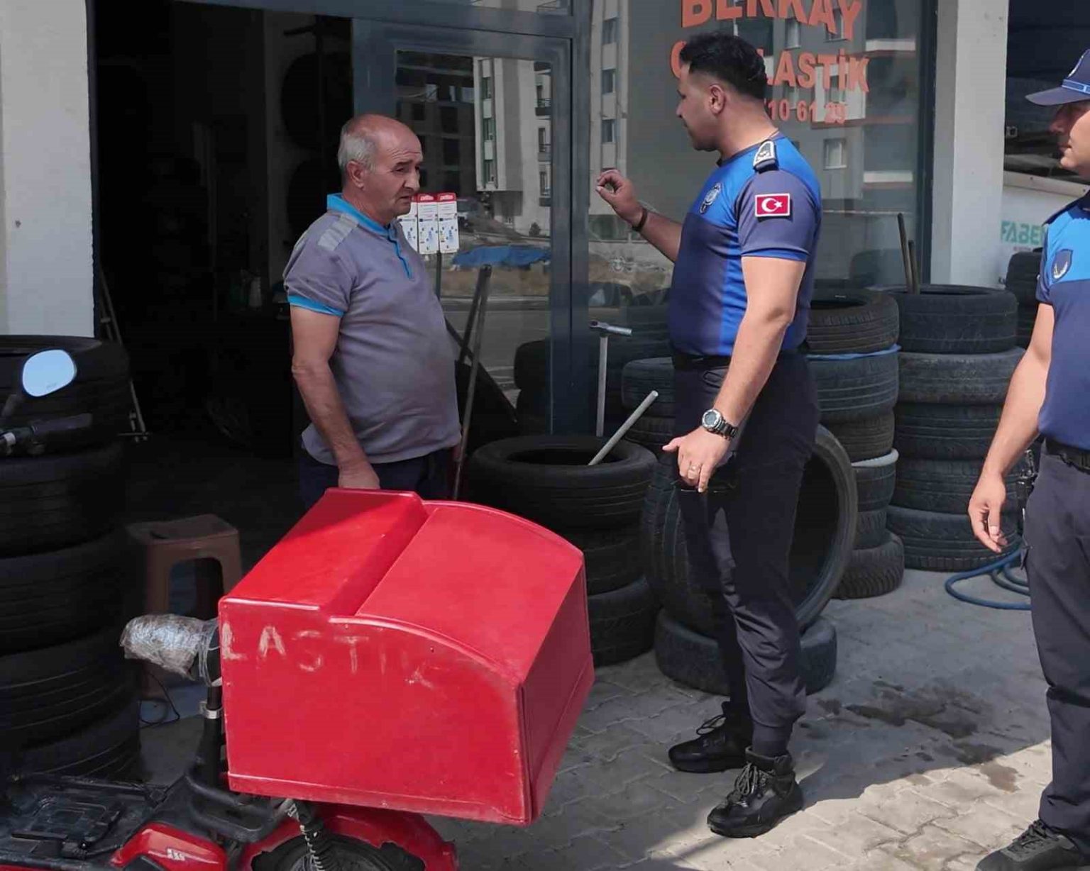 nigde-belediyesi-zabita-ekipleri-kaldirim-ve-yol-isgallerine-karsi-denetimlerini-sikilastirdi
