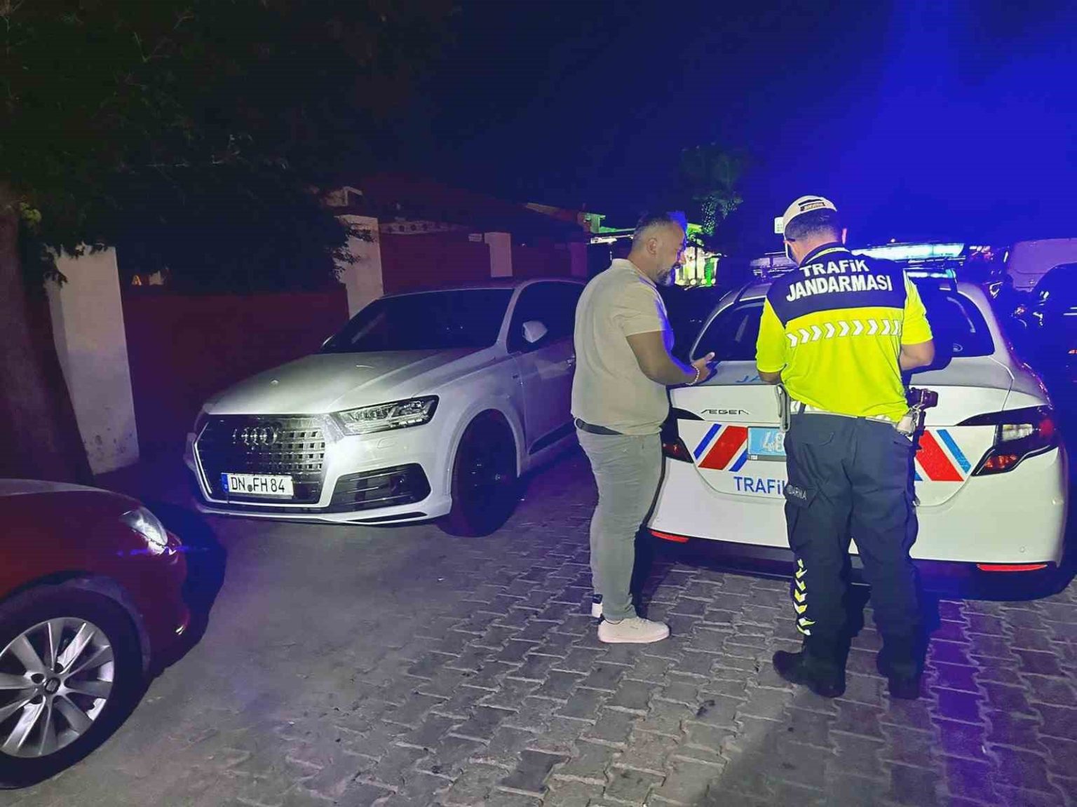 oludenizde-trafigi-tehlikeye-dusuren-yabanci-plakali-arac-cezadan-kurtulamadi