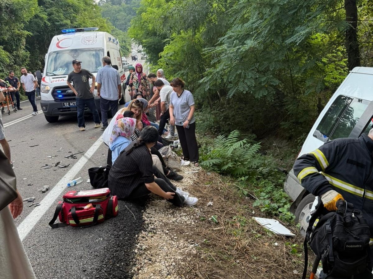 orduda-servis-minibusu-kaza-yapti-15-yarali