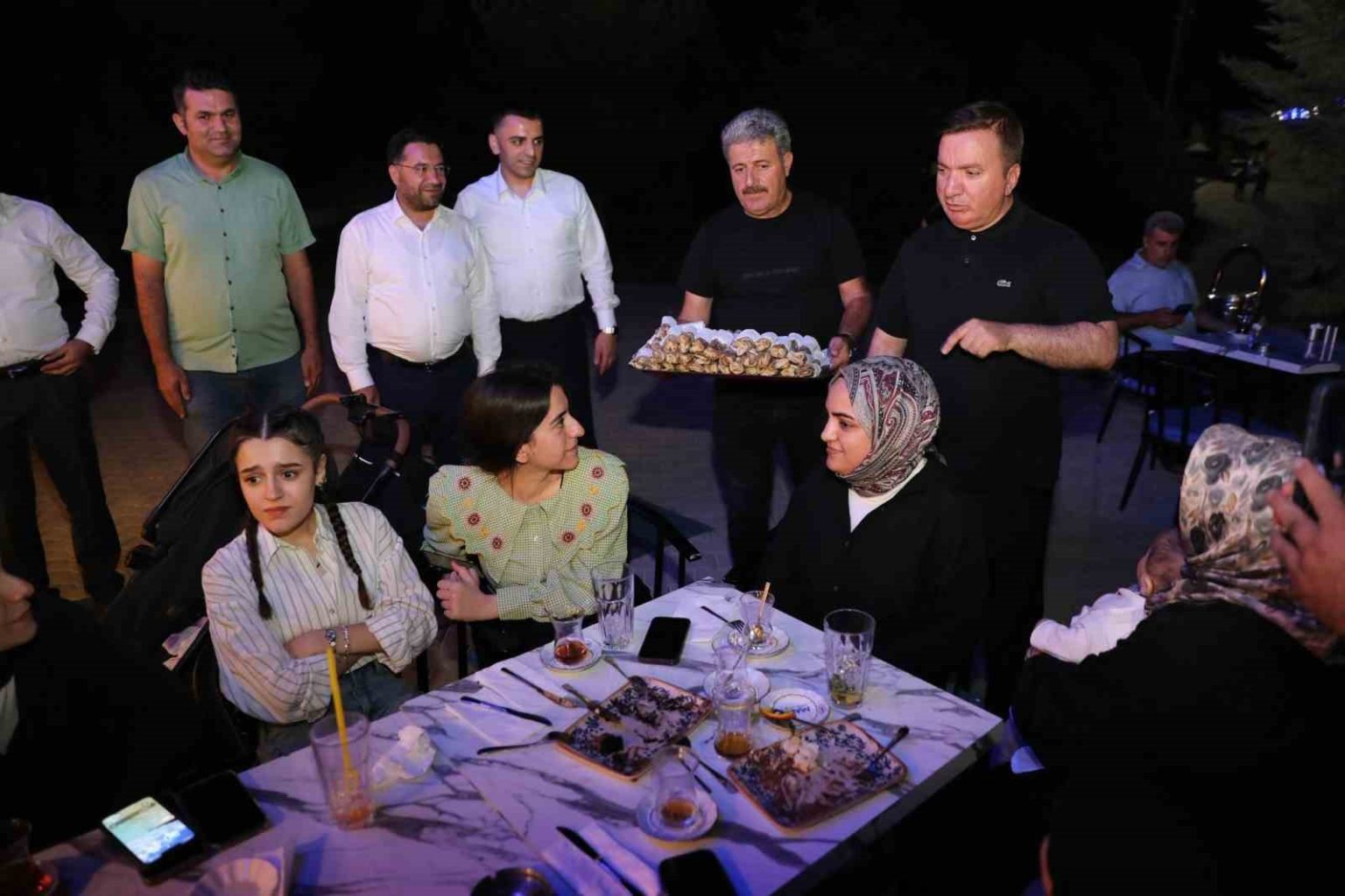 pekmezli-yufka-ergan-dagi-kayak-merkezinde-bulunan-vatandaslara-ikram-edildi