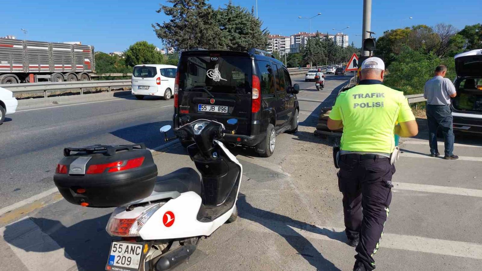 samsunda-motosiklet-hafif-ticari-araca-carpti-2-yarali