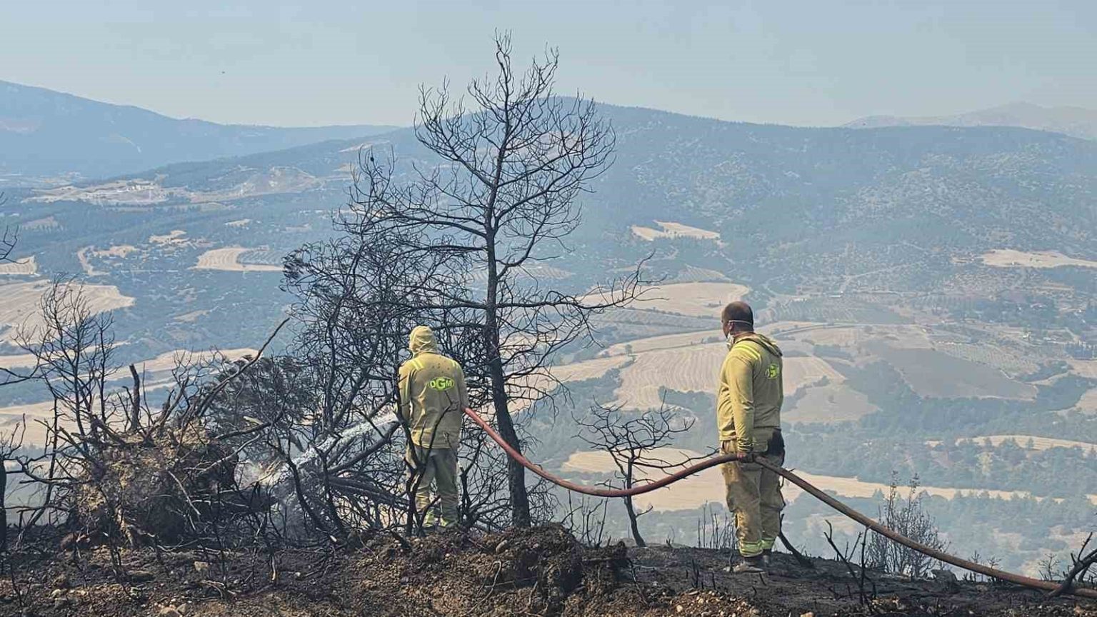 sarp-araziye-2-kilometre-hortum-ceken-ates-savascilari-yangini-sondurdu