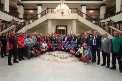 vali-ayyildizdan-kahramanlara-tesekkur-belgesi