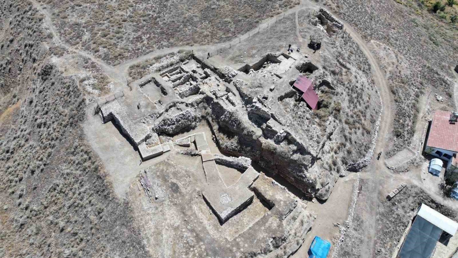 vali-celikten-kinik-hoyuk-ve-porsuk-zeyve-hoyuk-kazi-alanlarina-ziyaret