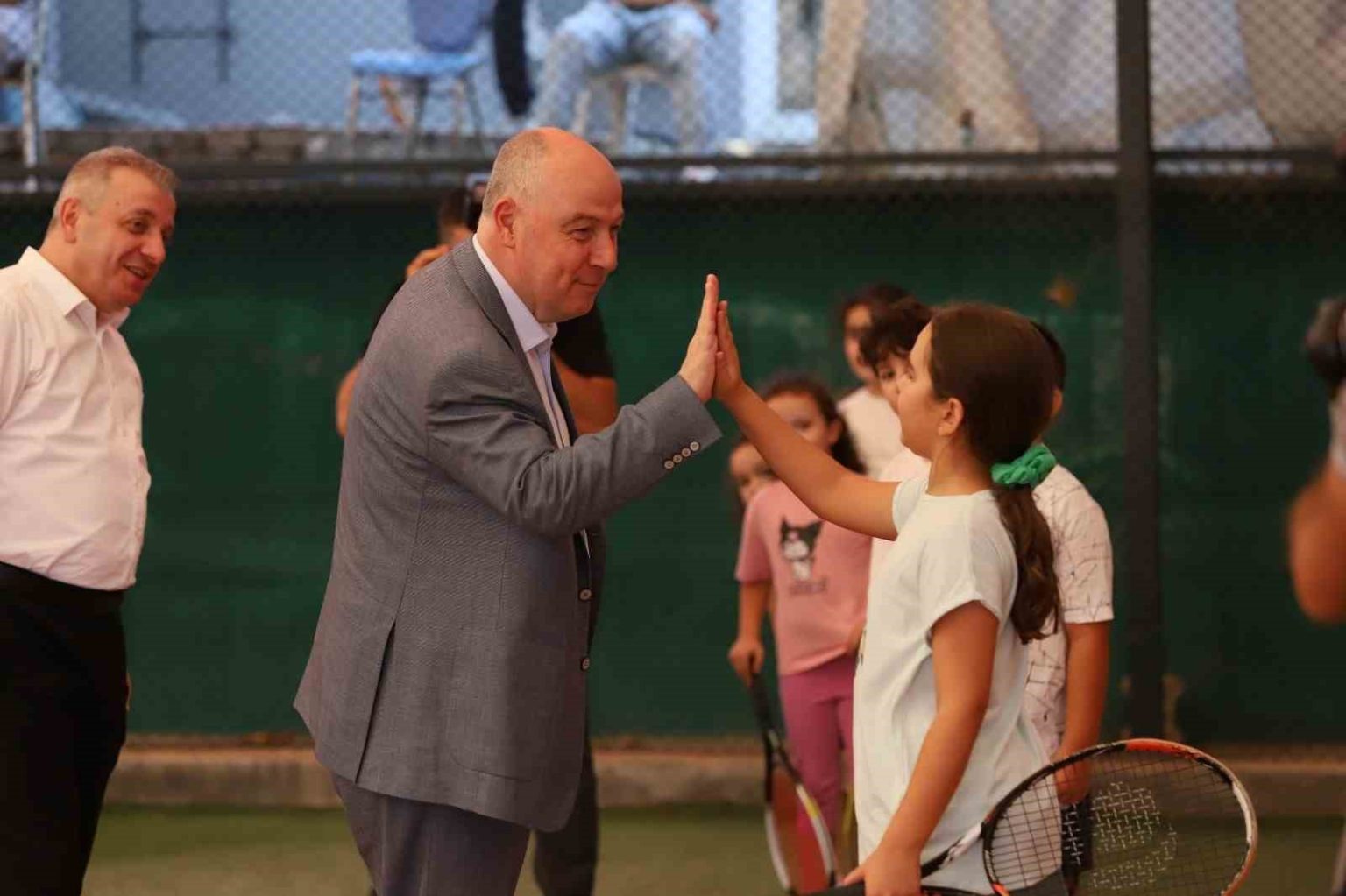 vali-coskun-minik-sporcularla-bir-araya-geldi