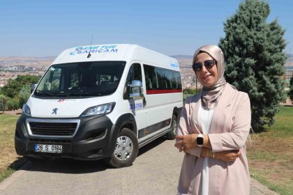 3-cocuk-annesi-kadin-direksiyonuna-gectigi-servisle-2-yildir-ogrenci-tasiyor