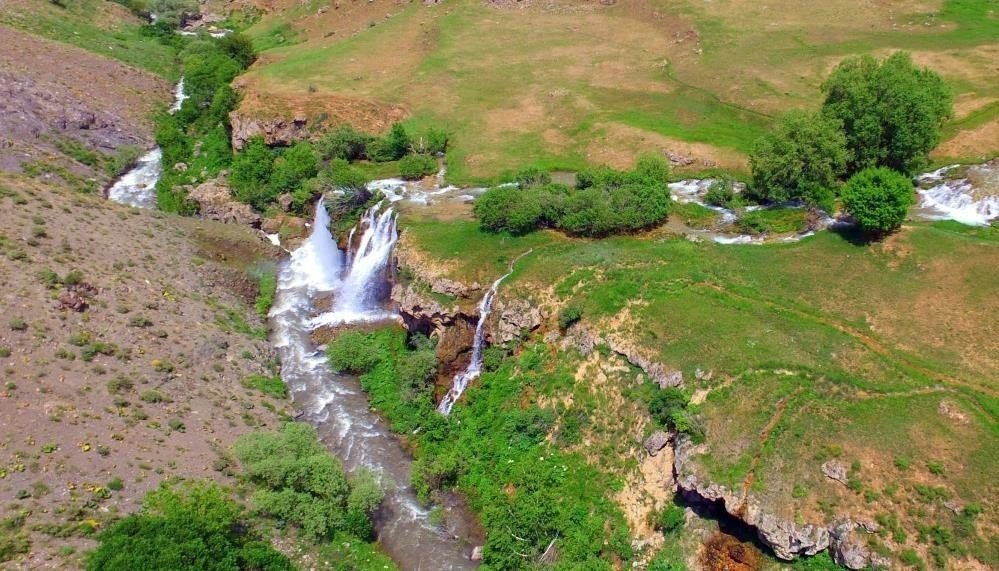 30-metre-yukseklikten-dokulen-sakli-cennet-gorenleri-hayran-birakiyor