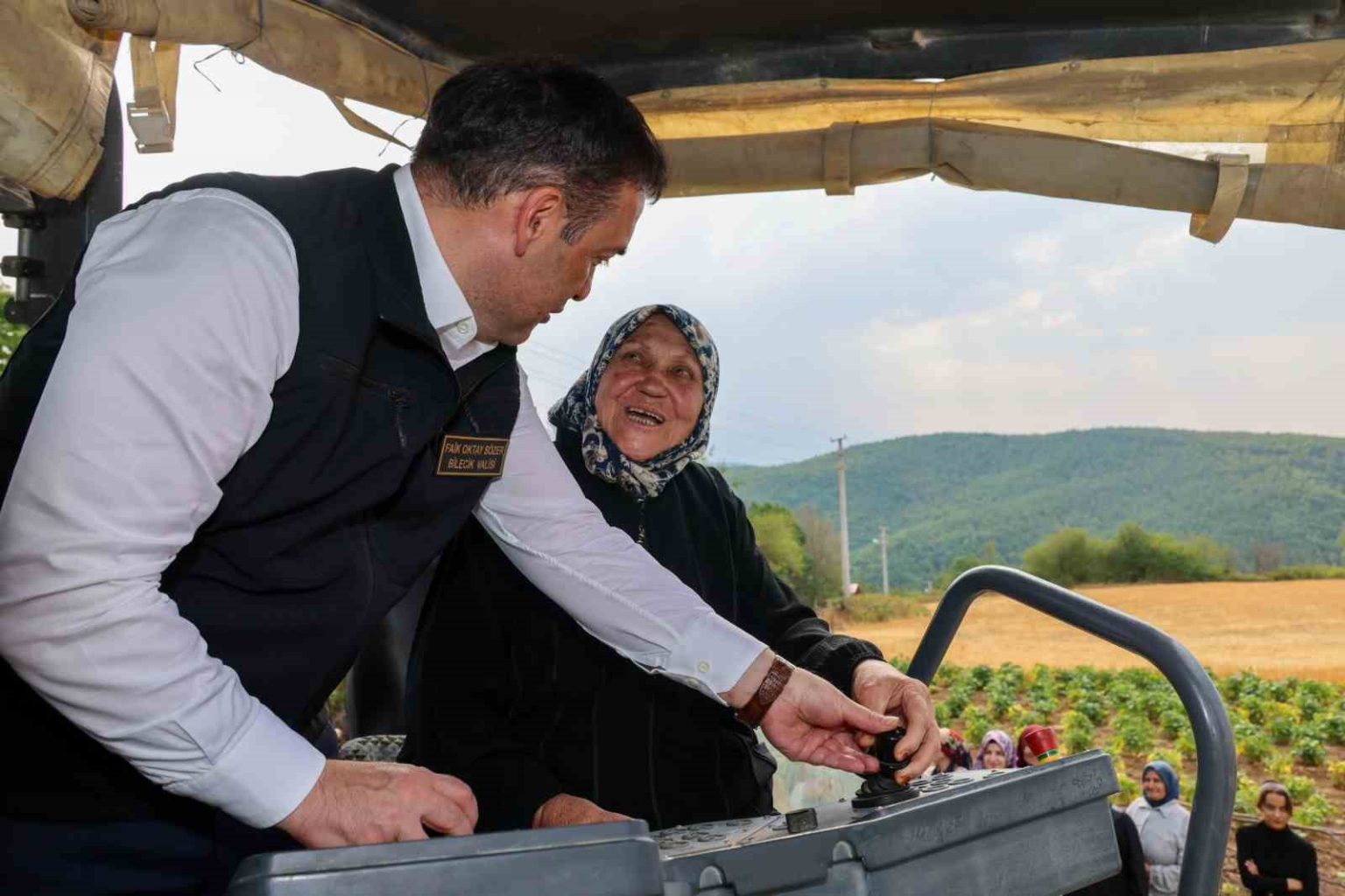 76-yasinda-ilk-kez-vali-gordu-fevziye-teyzenin-heyecani-gulumsetti