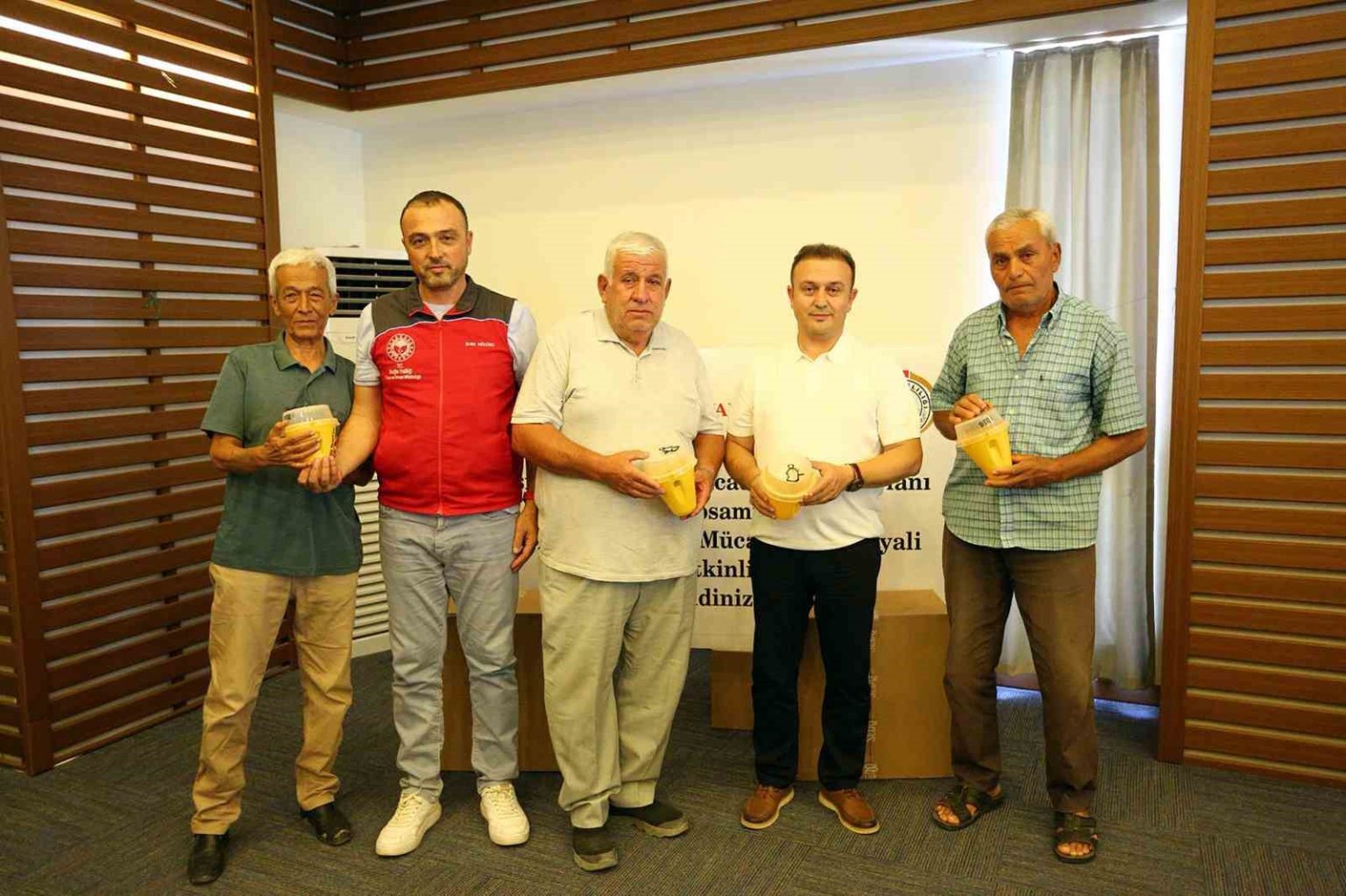 akdeniz-meyve-sinegi-ile-mucadele-icin-tuzak-dagitim