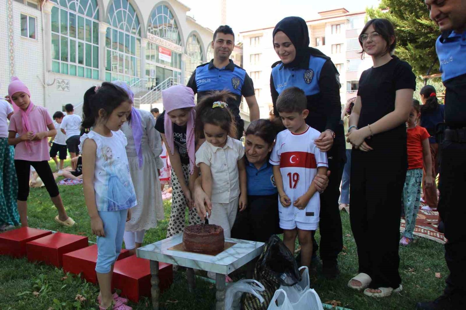 amasya-polisinden-kuran-kursunda-egitim-goren-cocuklara-pasta-surprizi