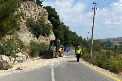 gordeste-toprak-kaymasi-sonucu-trafige-kapatilan-yol-ulasima-acildi