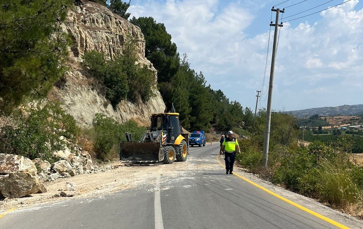 gordeste-toprak-kaymasi-sonucu-trafige-kapatilan-yol-ulasima-acildi