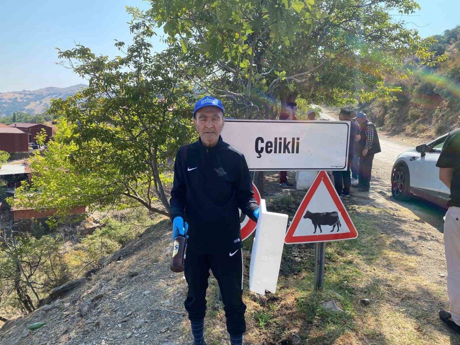 manisada-huzurevi-sakinleri-cevre-temizligi-yapti