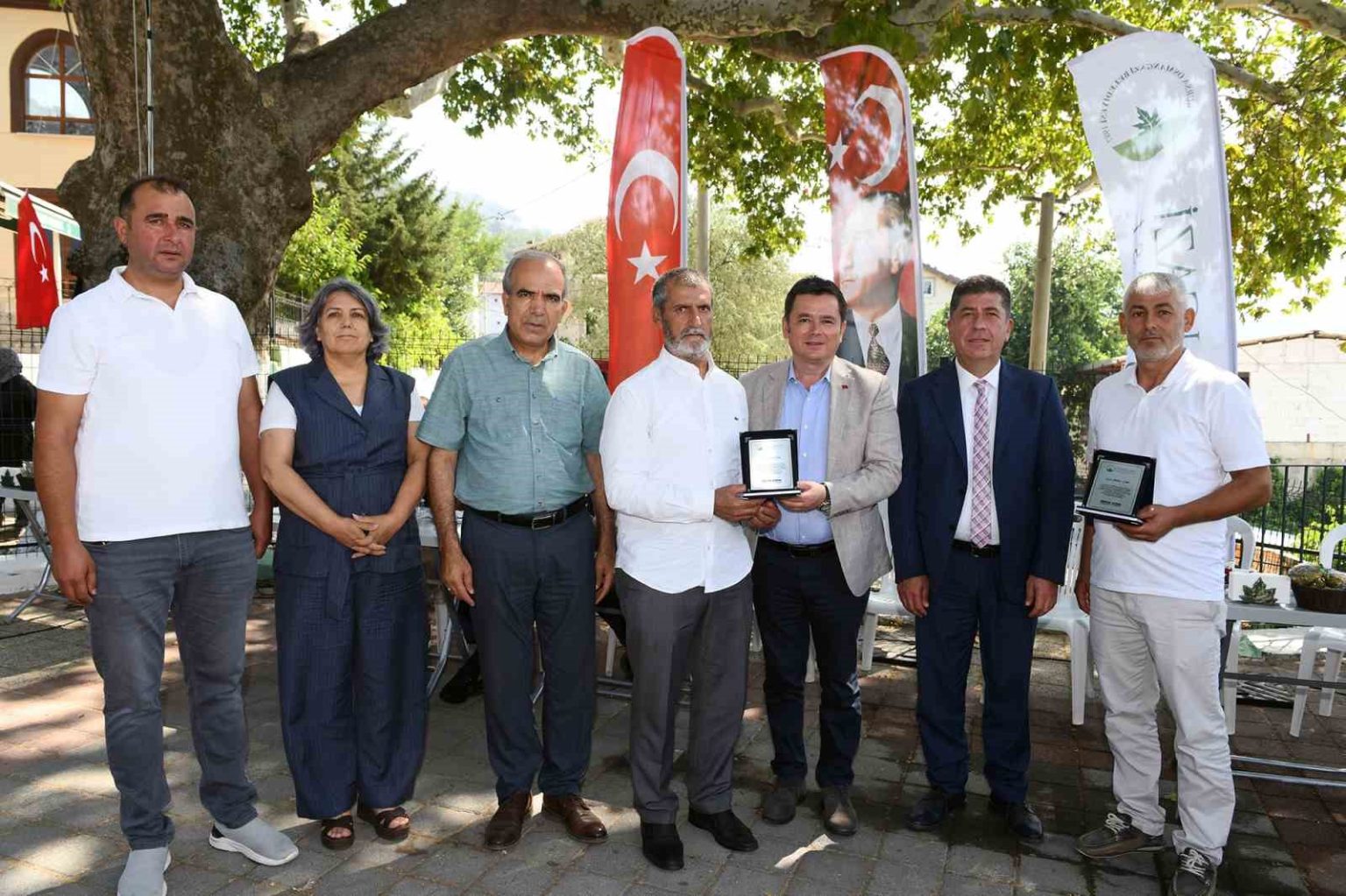 osmangazinin-gonullu-temizlik-elcilerine-tesekkur-plaketi