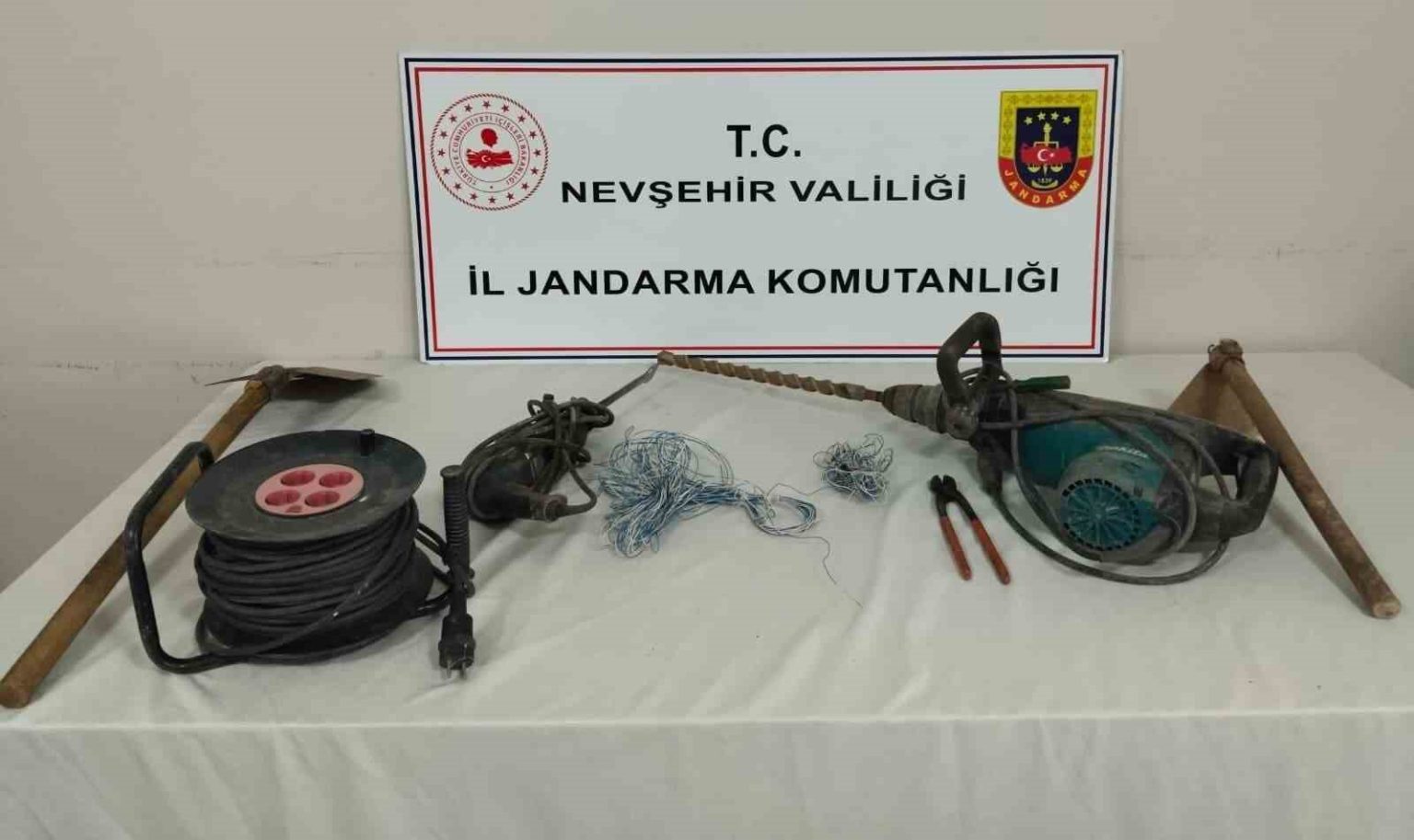 patlayici-madde-ile-kacak-kaziya-suc-ustu