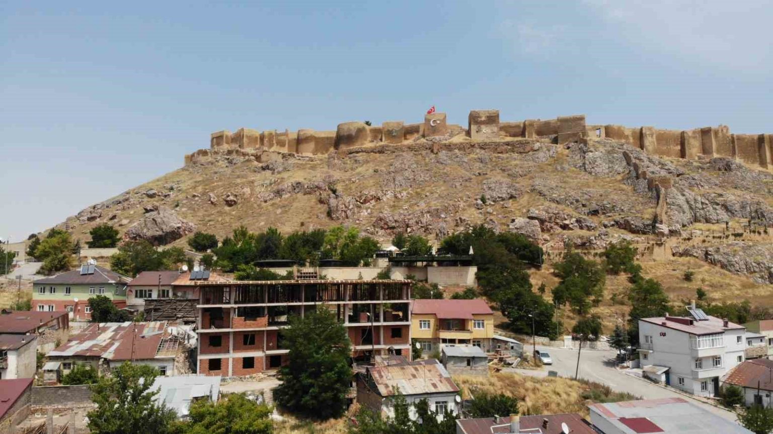 tarihi-bayburt-kalesinin-onunde-yukselen-binaya-sert-tepki-bayburtta-imar-teroru-var