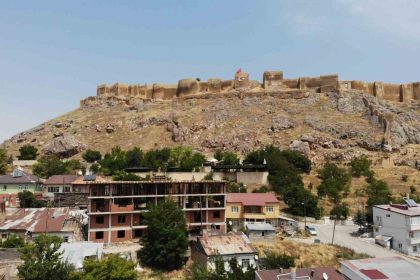 tarihi-bayburt-kalesinin-onunde-yukselen-binaya-sert-tepki-bayburtta-imar-teroru-var