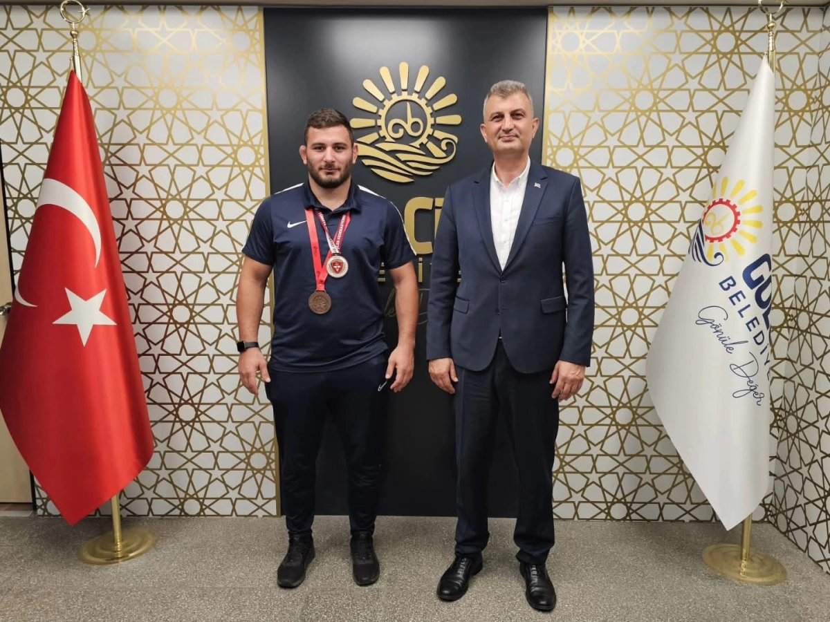 abdulrefik-oner-baspehlivan-oldu