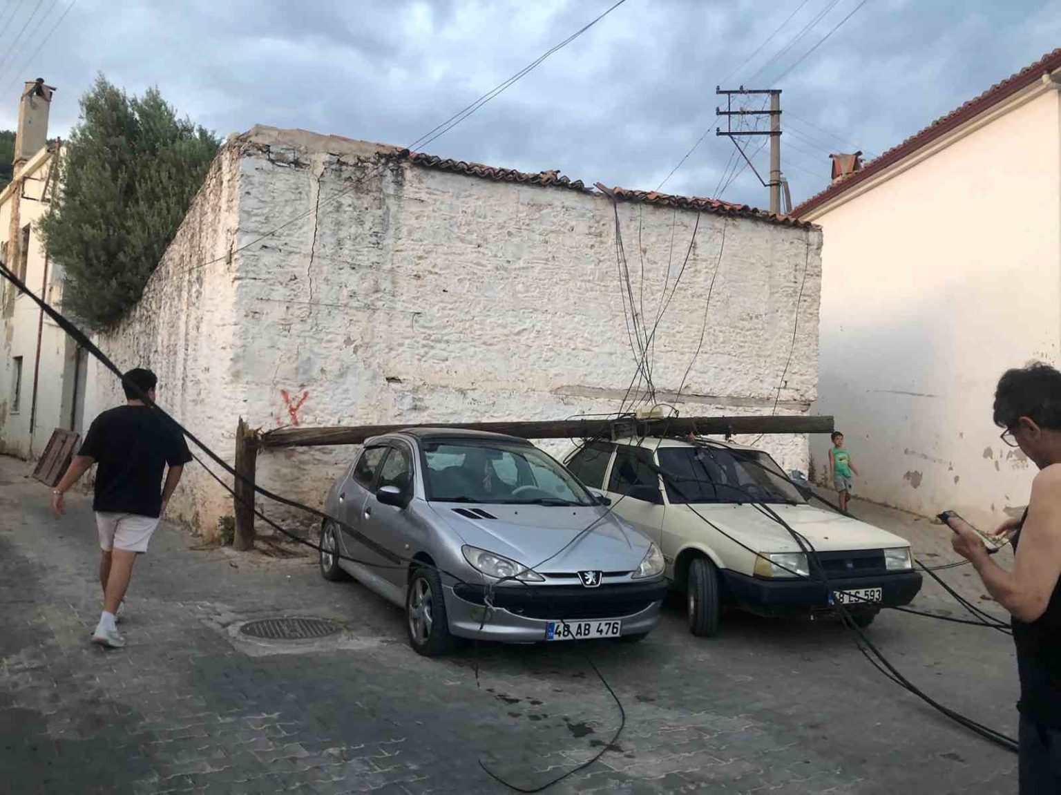 ahsap-direk-araclarin-uzerine-devrildi