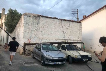 ahsap-direk-araclarin-uzerine-devrildi