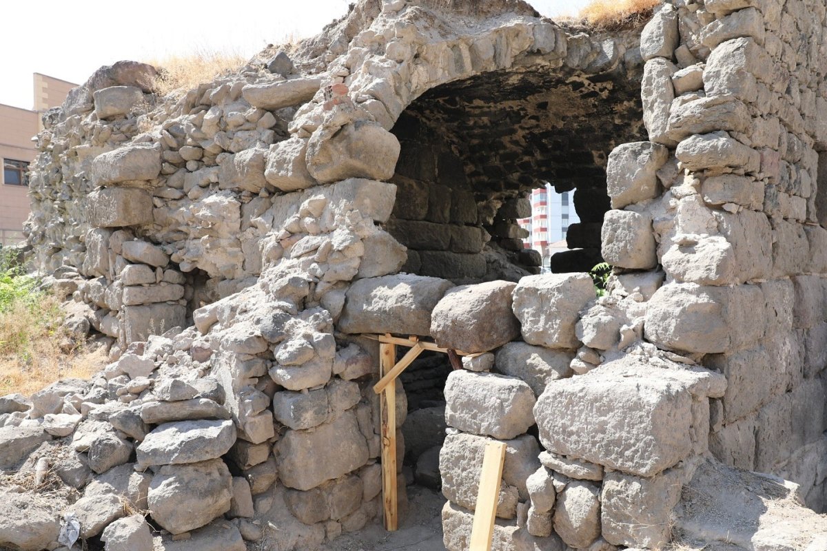 baskan-colakbayrakdar-kayserinin-ilk-medresesini-kultur-hazinemize-yeniden-kazandiriyoruz