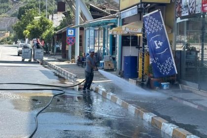 bayirkoyde-caddeler-tazyikli-su-ile-temizleniyor