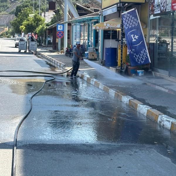 bayirkoyde-caddeler-tazyikli-su-ile-temizleniyor