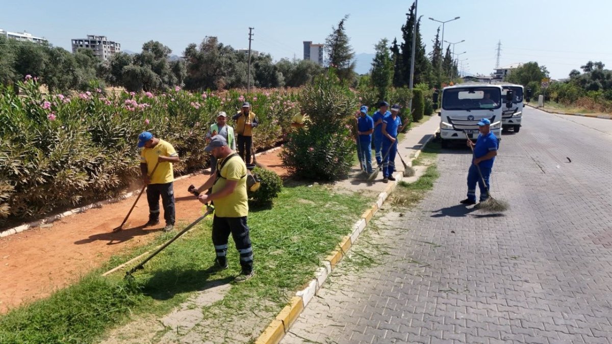 buyuksehir-ekipleri-nazillide-temizlik-ve-peyzaj-calismasi-gerceklestirdi
