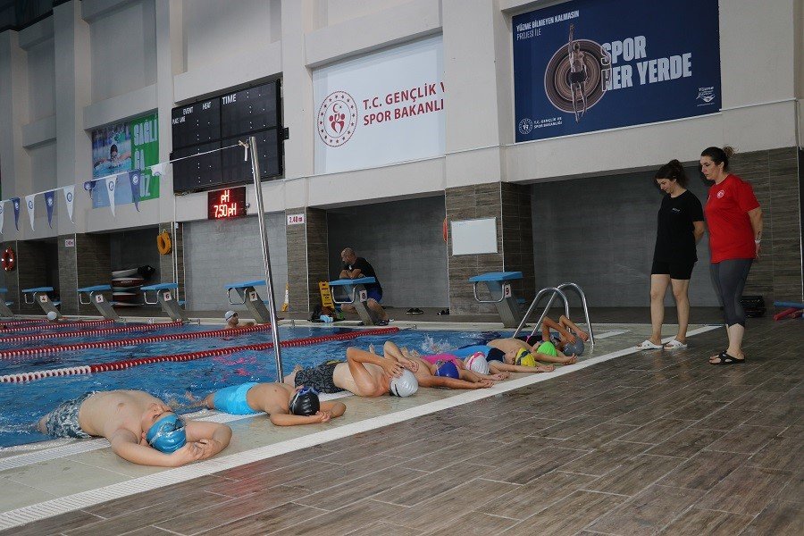 erzincan-olimpik-yuzme-havuzunda-yaz-kurslarina-ilgi-artti