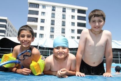 genclerin-tatil-adresi-yakutiye-portatif-yuzme-havuzu