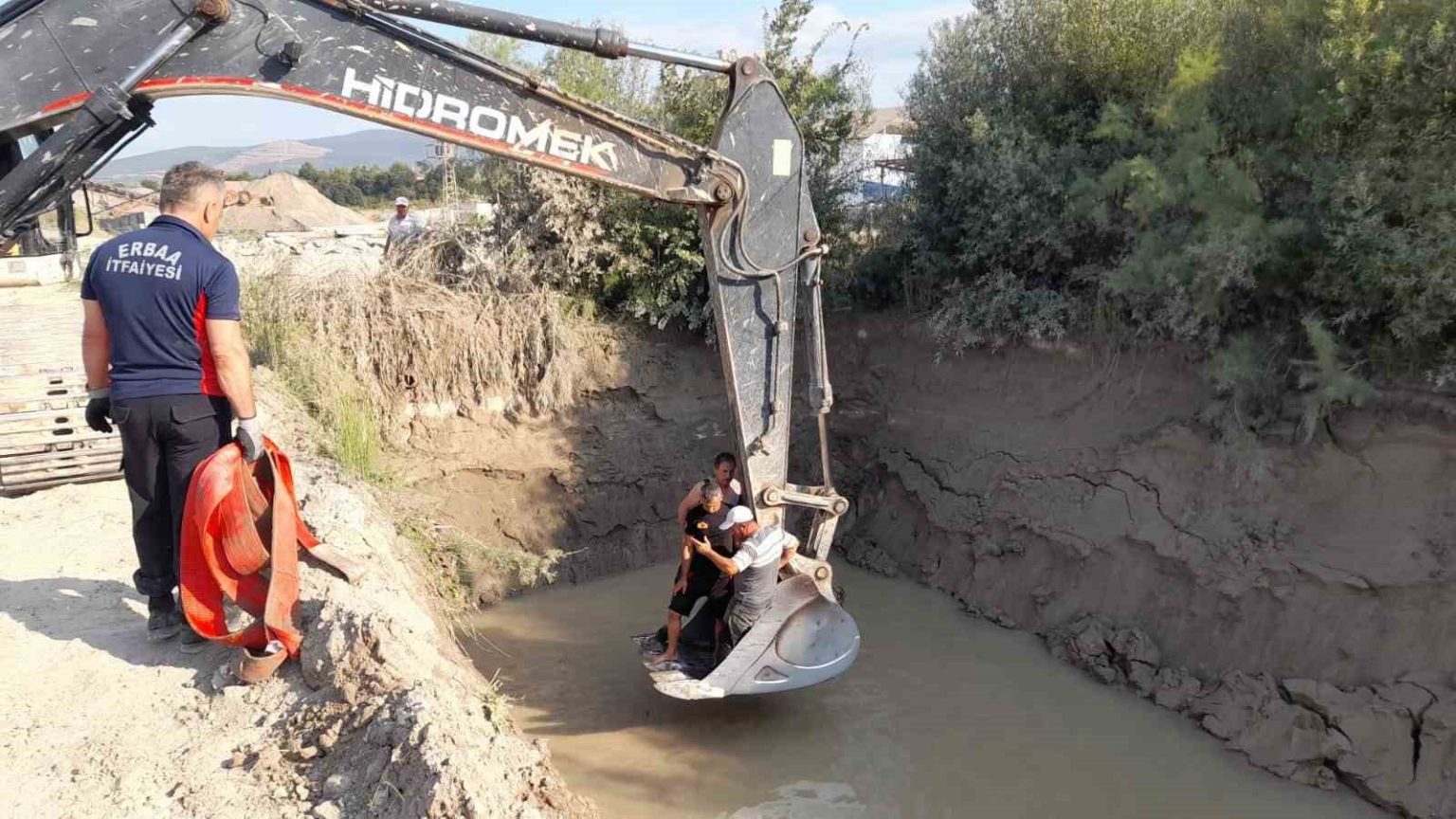 golete-dusen-inekler-kepce-ile-kurtarildi