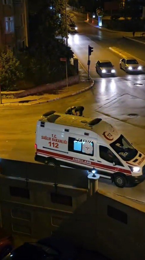 ispartada-ambulans-soforunden-yasli-pazarciya-yurekleri-isitan-yardim